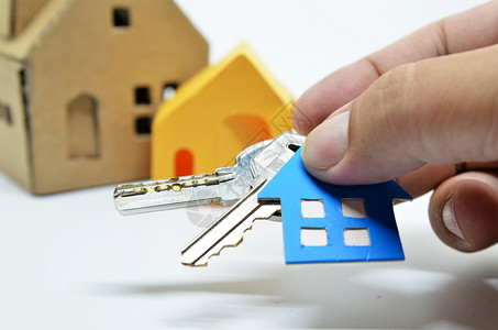 房子钥匙装有房子形状的硬纸板一连串钥匙背景