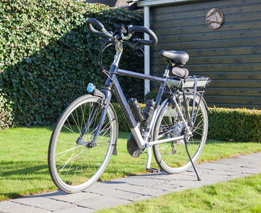 太阳下电动自行车现代大部分是老年人用的图片