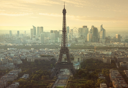 Eiffel铁塔和法国巴黎地区防卫的空中观察图片
