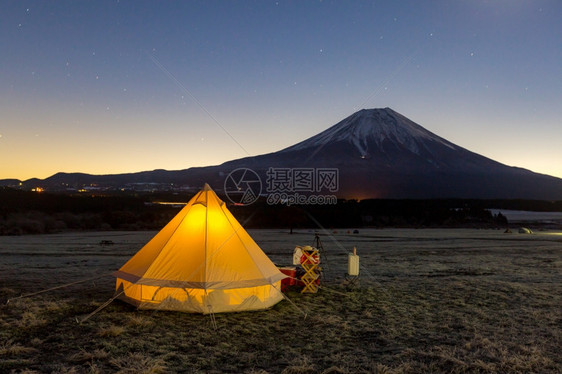 在日本Fuji山露营图片