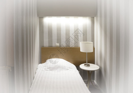 简易小旅馆房间古典单床图片