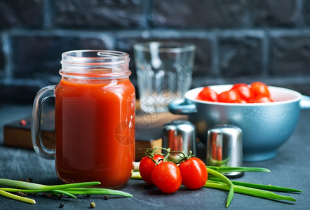 番茄汁在玻璃罐和桌上图片