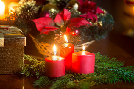 圣诞节装饰花圈在客厅桌上烧着红蜡烛图片