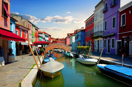 意大利布拉诺的明亮多彩房屋和水街图片