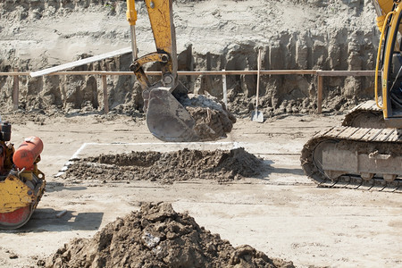 挖土机掘工地上的球程图片