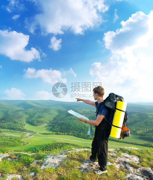 高清照片下载,该高清照片标题为山上的男人旅游者在路上指,编号