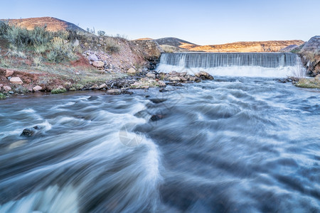 北科罗拉多州山丘的一个小水坝ParkCreek正在从Poudre河北福克改道供水以填充下游的水库图片