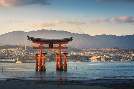 岩岛神庙附近的宫Miyajima大浮门OTorii的日落景OTorii图片