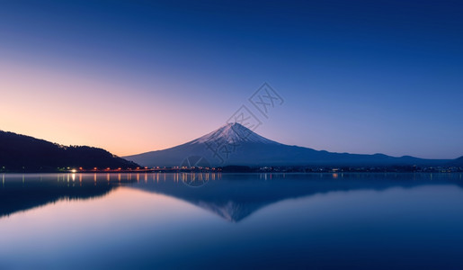 清晨富士山和平的湖面反射图片