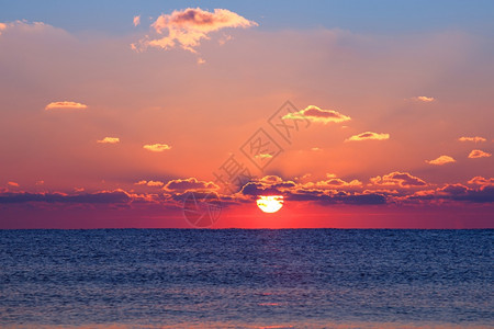 红日出在海中背景图片