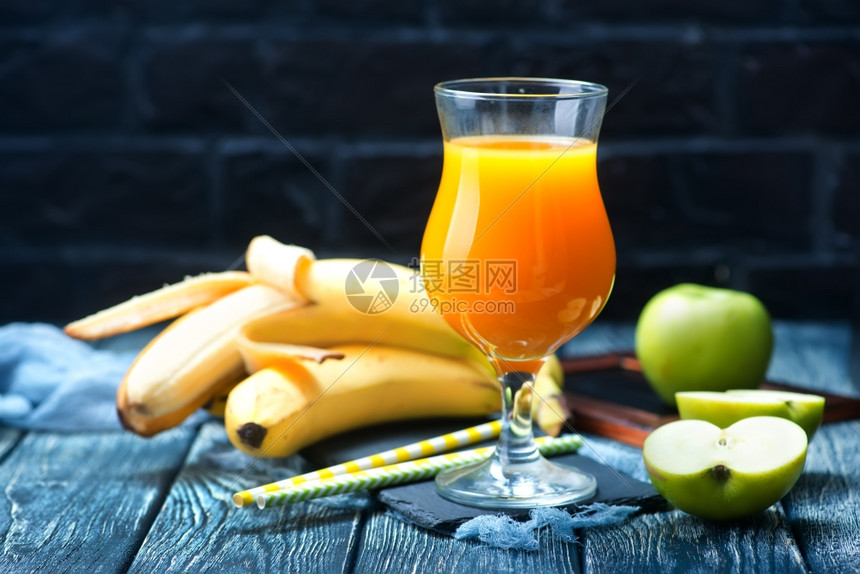玻璃汁新鲜香蕉和苹果汁图片