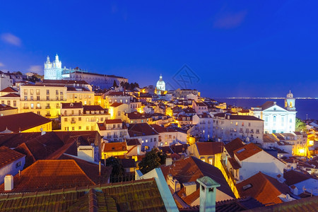 夜晚的阿尔法马葡萄牙里斯本老城最古的阿尔法马全景夜晚的蓝色时间圣史蒂芬教堂文森特德福拉修道院和全国万神殿老城最古的区阿尔法马图片