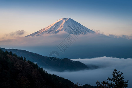 日本亚马纳希川口湖Kawaguchi的云中图片