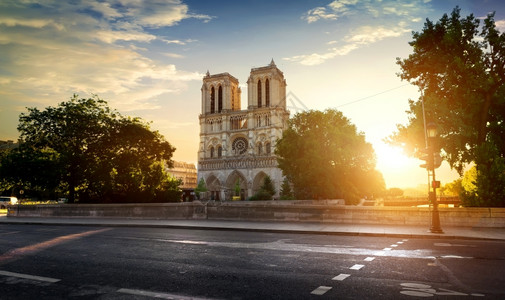 法国日落时离路不近的巴黎圣母院图片