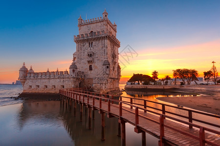 Belem塔台或圣文森位于葡萄牙里斯本的塔古河岸图片