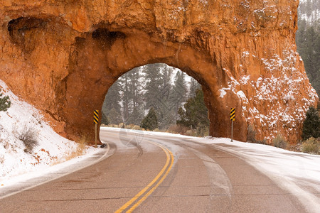 12号公路的隧道下雪穿过红峡谷图片