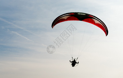 动力滑翔表演男人高耸的高清图片
