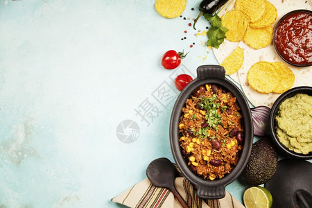墨西哥食品概念玉米饼薯片瓜卡莫乐萨尔辣椒豆子和新鲜原料超过古代背景图片