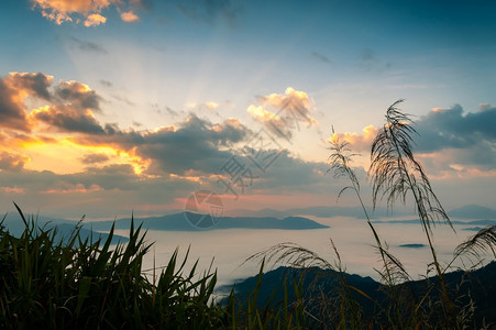 清晨秋山风与日光和烟雾相伴图片