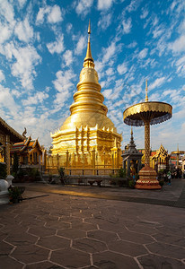 泰国兰蓬省HariphunchaiWatPhra的金塔图片