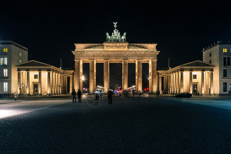 勃兰登堡门晚上从柏林巴黎普拉茨图片