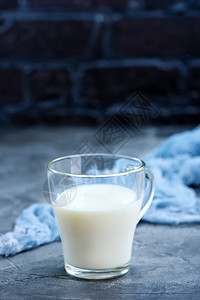 早餐一杯牛奶的特写镜头图片