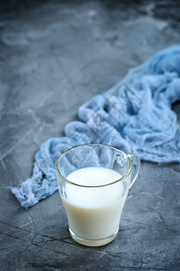早餐一杯牛奶的特写镜头图片