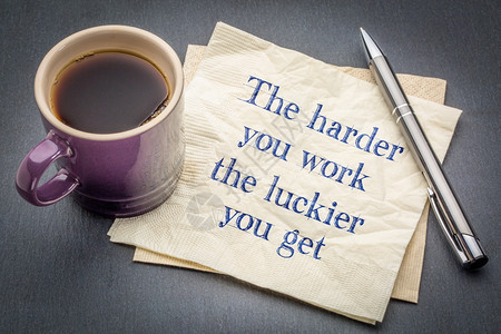 你越努力工作幸运得到鼓舞人心的笔迹在餐巾纸上图片