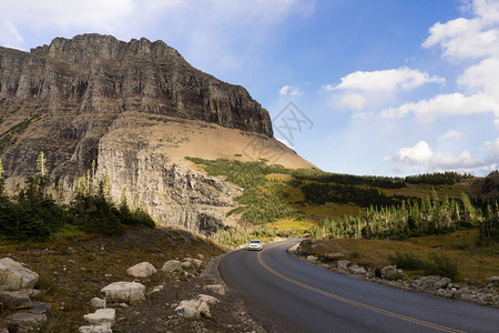 一辆白色的单车在落基山高峰下弯曲图片