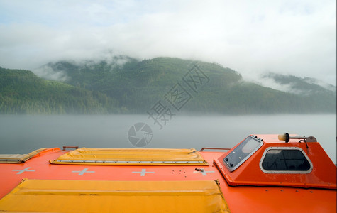 一艘大型船只上装有密封的橙色护航艇生存船图片