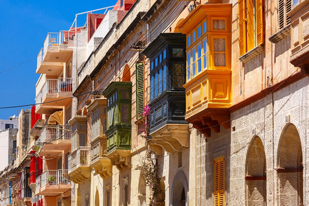 多彩建筑马耳他Sliema传统多彩木制阳台背景