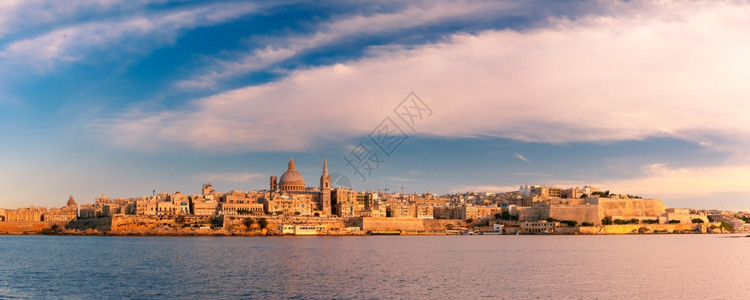 马耳他日落时来自Sliema的VallettaSkyline从Sliema到美丽的日落时瓦莱ttaSkylineat的全景与卡梅图片