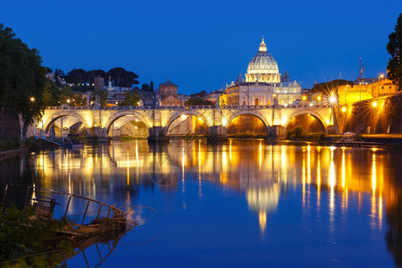 圣安吉尔桥和彼得大教堂在意利罗马的蒂贝尔河清晨蓝色时段有镜像反射图片