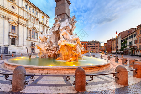 清晨在意大利罗马的纳沃广场著名的沃广场四河喷泉图片