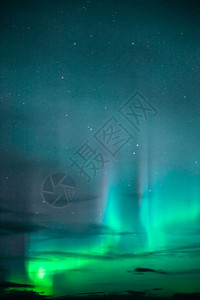 北极光出现在偏远的也叫北极光号高清图片