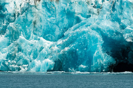 冰川在阳光下呈现出蓝色的颜图片