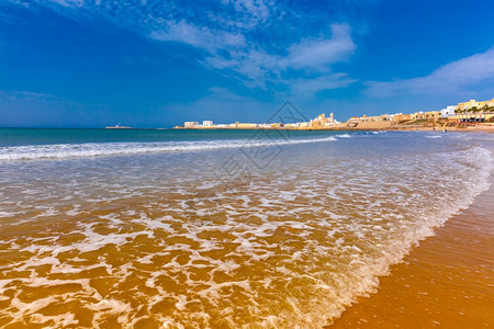 西班牙安达卢亚卡迪兹和安达卢西亚的海滩和大教堂西班牙安达卢亚卡迪兹的桑塔马里亚海滩和圣克鲁斯大教堂图片