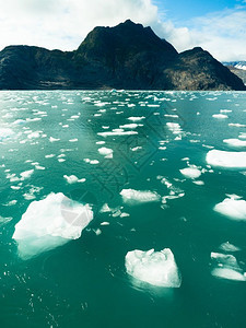 浮在海洋中的冰山刚从当地的冰川上划下来图片