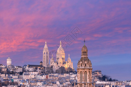 法国巴黎日落时的教堂和红色云层图片