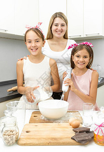 快乐的笑着家庭肖像为厨房馅饼挣钱背景图片