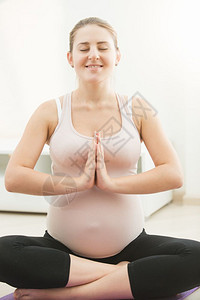做瑜伽的有微笑孕妇图片