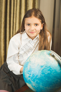 地球仪与小女孩图片
