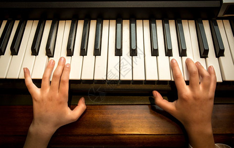 Child亲手弹钢琴的照片图片
