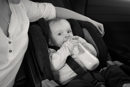 在后座给婴儿喂奶的肖像黑白图片
