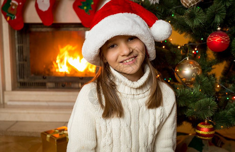 坐在壁炉旁边装饰圣诞树图片