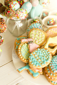 桌上的装饰糖果蛋糕和饼干图片