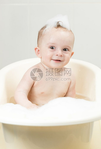 可爱的婴儿男孩头上有泡沫的婴儿男孩洗澡时间图片