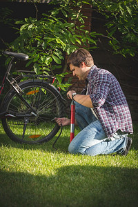 年轻人在自行车上抽轮胎图片
