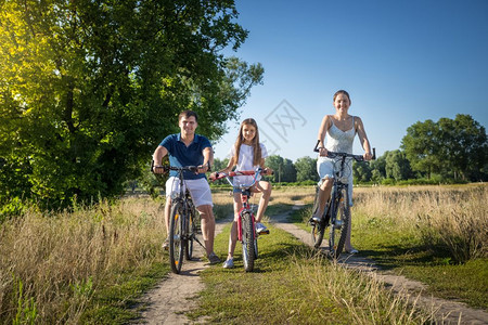 家庭快乐女儿周末骑自行车图片