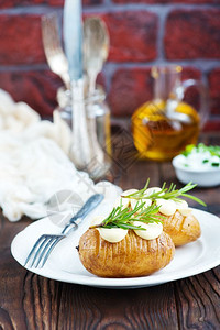 盘子上和桌烤土豆，冰镇饮料，夏季防暑背景图片